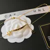 Collier pendentif lettre coude de marque de luxe conçu pour les femmes longue chaîne plaqué or 18 carats collier bijoux de créateur accessoires exquis