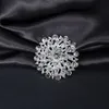 Accessoires de mariage, bijoux en alliage plaqué argent scintillant de 1.75 pouces et strass transparents, broche ronde en forme de fleur de soleil