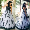 Abiti da sposa vintage in bianco e nero Abiti da sposa gotici Una linea di applicazioni di pizzo Sweetheart senza maniche Lace-up Plus Size Vestido De Novia 2023