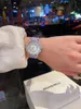 Une nouvelle série de montres en diamants pour dames, boîtier de 35 mm, bracelets en nacre blanche