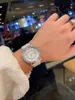 Une nouvelle série de montres en diamants pour dames, boîtier de 35 mm, bracelets en nacre blanche