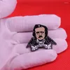 Brouches the Nevermore Pin هو قصيدة رائعة لشاعرنا المفضل إدغار آلان بو