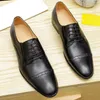 2022 Дизайн роскошные модные туфли мужская черная коричневая желтая 100% кожаная заостренная пальца Mens Business Oxfords Gentlemen