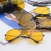 Lunettes de soleil Fashion Yellow Lens Vision nocturne pour les hommes en métal Goggles Cartes de voiture Anti-Glare Sun Vermes Femmes Y96