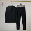 2022 Tuta da uomo di lusso Set da 2 pezzi Felpe con cappuccio casual Felpa Pantaloni della tuta Tuta sportiva da uomo Stampa da jogging S-3XL Abbigliamento sportivo stampato Marca Q136