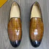 2022 Дизайн роскошные модные туфли мужская черная коричневая желтая 100% кожаная заостренная пальца Mens Business Oxfords Gentlemen