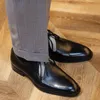 يدويًا من Oxfords Gentlemen بدلة رسمية ، فستان أحذية بقرة الجلد البراغي أحذية جلدية منحوتة حذاء زفاف