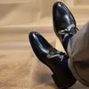 يدويًا من Oxfords Gentlemen بدلة رسمية ، فستان أحذية بقرة الجلد البراغي أحذية جلدية منحوتة حذاء زفاف