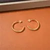 Brincos de anel de zirc￣o em forma de C.