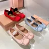 Mary Jane Buty Balet Flats Designer But Corduroy Ballerinas Bow Satin Ballerina Pumps Flat Obcowanie Czarne różowe brązowe czerwone komfortowe balecze balecze damskie buty sukienki