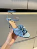 2023 Sandália Lovelight com fivela feminina Fose Sandálias Sapatos de salto de salto Couro azul claro definido por um detalhe florescente do tamanho 35-41