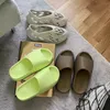 Grossisttofflor Herr Dam Inomhus Utomhus Super Mjuka Strandskor Präglat Bokstav Tofflor Trend Street Sandaler Stor Storlek 35-45