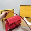 Cross Body Bags Baguette Bag Handv￤skor ￤kta l￤der axelflik under arm Kvinnor Handv￤ska Fashion Letter 654 H￥rdvara Internt fack Kvinnlig flip Purse