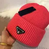 Designer Metal Label Beanie luksusowy dzianinowy kapelusz moda niebieska czerwona bawełniana czapki do damskiej czapki p ciepłe czapki miękkie nylonowe maski 7 kolorów top