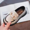 Sneakers mode Koreaanse stijl meisjes pu schoenen lente kleine prinses mocassin herfst solide zwarte jongens metaalkinderen 221205