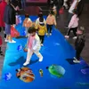 Projeção interativa de quadros brancos pisos de parede com usuários de vários toques para piscina de bola jogando bolas de air ocean