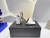 2022 Nuovo motivo pantofole Designer Slifori Slide sandalo in pelle 2 cinghie con fibbie dorate regolate Donne Flop estate hanno dimensioni 35--40aaa