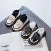 Sneakers mode Koreaanse stijl meisjes pu schoenen lente kleine prinses mocassin herfst solide zwarte jongens metaalkinderen 221205