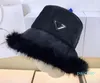 Skąpy brzegowe czapki odwrócony trójkąt znak rybakowy hap piórka zszywki zimowe ciepłe odcień koreańska wersja mody basen z kapeluszami