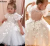 Puffy Cute White Flower Girl Dresses For Wedding 3D Floral Lace Sequins Kort ￤rmar Kids Toddar Pageant F￶delsedag Formella bollkl￤nningar F￶rsta nattvardskl￤nning CL1552