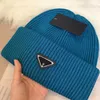 디자이너 금속 라벨 비니 럭셔리 니트 모자 패션 여성 모자를위한 파란색 붉은 몸통 비니 P 따뜻한 모자 소프트 나일론 보닛 7 색상 2022