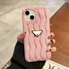 Casos de telefonia de grife de designer Moda Furry Wavy Grain P Case para iPhone 14 Pro Max Plus 13 12 11 Luxury Pink Plushecase Cover Shell 55996943