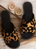 Slippers feminino chinelos de leopardo impressão 2022 Mulher casual apartamentos cruzados de dedão do pé feminino ladra slides sandálias sapatos