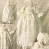 Robes de fille 2022 Paillettes de luxe Robes de baptême pour bébé mignon dentelle fleurs appliquées perles baptême avec bonnet première communion