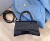 여자 고급 디자이너 핸드백 2023 패션 새로운 악어 인쇄 플립 모래 시계 가방 다목적 휴대용 어깨 가방 공장 직접 판매