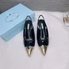 Designerskor med hög klack dam Slingback Pumps Sandaler Dam Platformklänning Skor Spetsiga tår Guld Triangel Logotyp Metall Bokstav Lackläder Svart Vit ryggremmar