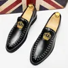Luxury Mens Charm Nitet broderi spetsiga t￥skor glid p￥ platt casual br￶llopskl￤nning loafers som k￶r mocassins hemkomst