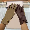 Delikat bokstavsdesigner handskar varmt foder läder metts kvinnor fårskinn handskar metallkedjelänkar mitten med box8419543