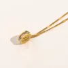 Collar de diseño de lujo Chapado en oro de 18 quilates Marca Collares de acero inoxidable Gargantilla Cadena Letra de cristal Colgante Accesorios de joyería de boda para mujer Regalos de amor AA1295