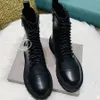 2022 Nya Half Boots Martin Designer Luxury Waterproof Rubber ￤kta kalvskinn mjuka midsolskor Skor g￶r att benen ser smalare storlek 34-40