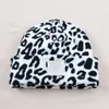 Carta de moda Sombreros de punto Gorros de invierno Gorros de calavera con estampado de vaca leopardo unisex Gorro de diseñador Etiqueta de moda Sombrero de ganchillo Tejer5767877