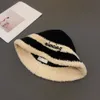 Designer de luxe Automne et hiver Paris Nouveau pur coton chaud chapeau de pêcheur couleur unie à la mode chapeaux de seau mignon look jeune petit