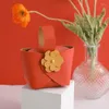 Enrolamento de presentes 10/20pcs caixa de doces de casamento portátil criativa com festas de flores embalagem de bolsa de couro
