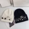 Femmes Designer C Bonnet Tricoté Avec Diamants Complets Marque De Luxe Femmes Bonnets Chaud Fahion Seau Chapeaux Windy Snowy Femmes Casquettes