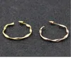 Paslanmaz çelik bükülmüş asimetrik daire çember küpeler gül altın saplama huggie kulak halkaları kadınlar için moda ince mücevher