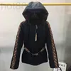 Piumino da donna Parka firmato Giacca da donna Classic Prakas Moda invernale Cappotti con cappello Cinture Lettera Modello Capispalla di alta qualità W52N