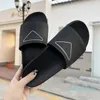 Triple Black White Leather Slide Sandaler för man kvinna Slipper Emblematiska mulor 006 Minimal design Flip Flops Lugged gummilitbanan Sole Casual Fashion