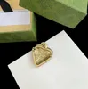 Marca de moda de morango de diamante requintada Broches de ouro de designer de luxo de luxo Broche masculino Mulheres jaquetas pinos de lapela com caixa