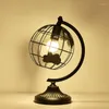 Lampade da tavolo Creative Nordic Round Earth Art Iron LED Lampada da scrivania semplice Protezione degli occhi Lettura Soggiorno Camera da letto Home Decor Style