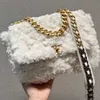 여자 고급 디자이너 핸드 빌 숄더 가방 2023 새로운 패션 텍스처 푹신한 양모 봉투 다기능 휴대용 핸드백 공장 직접 판매