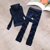 Set da due pezzi Tuta da donna Juicy Coutoure Tessuto in velluto di seta dorato Solido con cappuccio Manica lunga Slim Top Vita alta Pantaloni casual pieghettati Abbigliamento donna di design