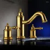 Torneiras de pia do banheiro Manunhão de bronze dourado de luxo de três orifícios Torneira de bacia de alta qualidade da torneira de alta qualidade