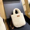 Hot Mini Tote Bag Totes Womens Designer Bag Winter Plush Shopper väskor Crossbody Pouch Shoulder Design Handväska Purse 221207
