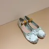 Nuove scarpe casual da balletto fiocco in raso da donna comode da donna e da ragazza per le vacanze sport elastici danza piatta scarpe Mary Jane Miu 2022