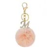 سلاسل المفاتيح الموضة Rhinestone 26 خطاب Pompom Pendant keychain كرة الفراء الوردي الأحرف الأولى من سبيكة سبيكة للنساء.