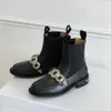 Toga Stiefeletten für Damen, Chelsea Martin Booties, Designer, klassisches Abzeichen, Metallschnalle, runder Kopf, Ärmel, rutschfest, quadratischer Absatz, Punk-Wind, schwarze Biker-Modeschuhe